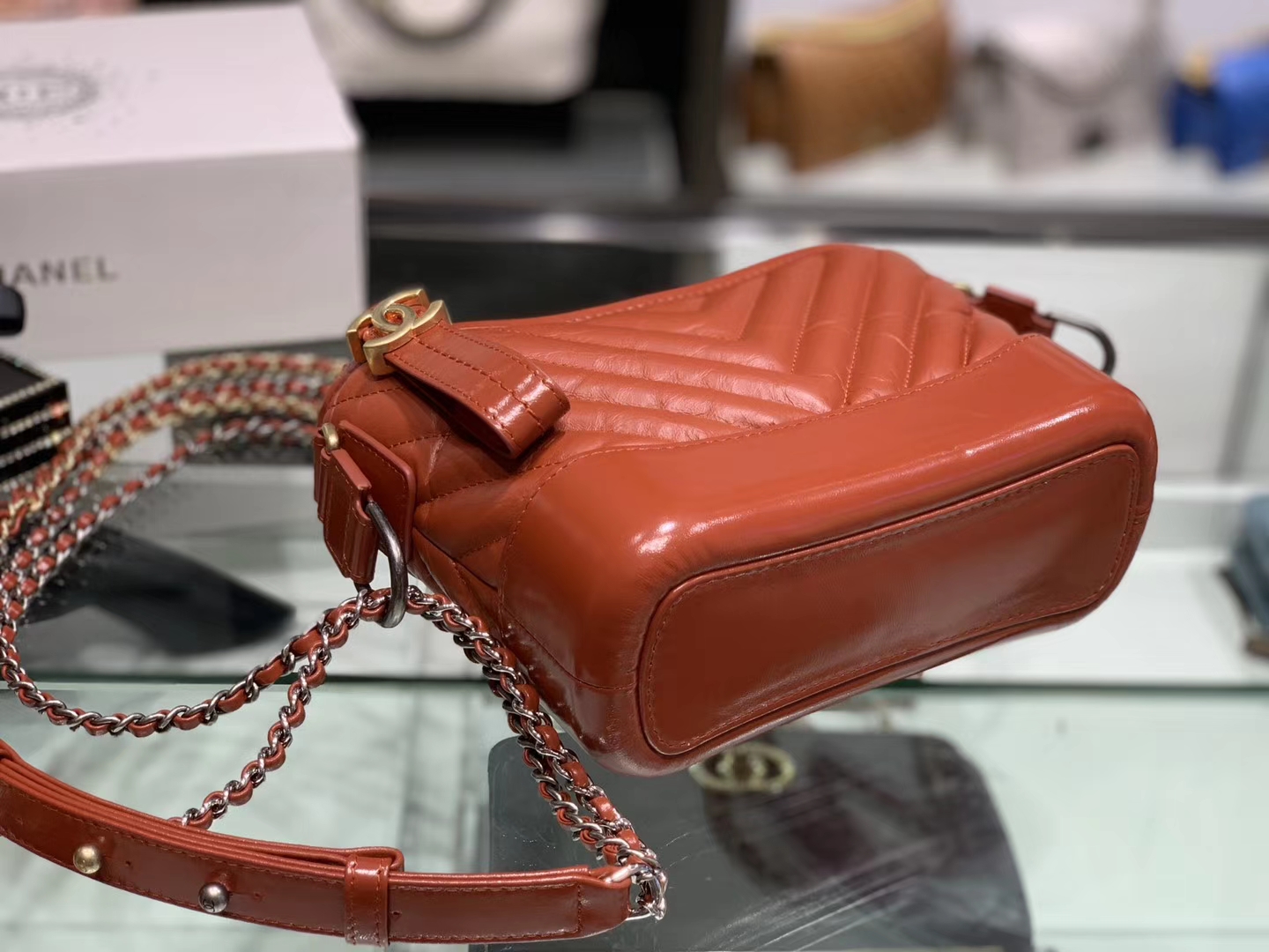 Chanel（香奈儿）𝖌𝖆𝖇𝖗𝖎𝖊𝖑𝖑𝖊 # 流浪包〔铁锈红V纹〕20cm