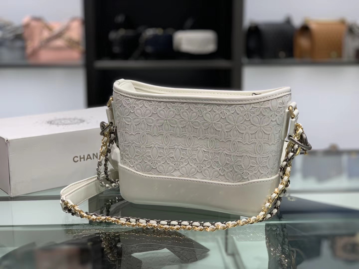 Chanel（香奈儿）𝖌𝖆𝖇𝖗𝖎𝖊𝖑𝖑𝖊 # 流浪包 白色〔镂空花纹〕20cm