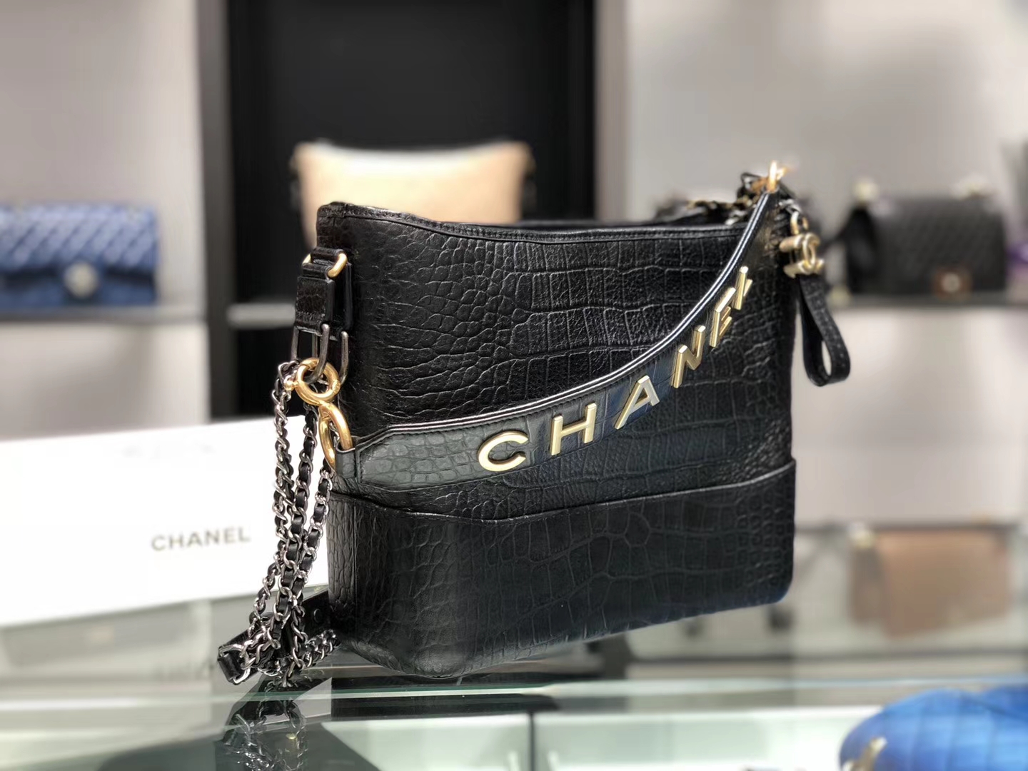 Chanel（香奈儿）𝖌𝖆𝖇𝖗𝖎𝖊𝖑𝖑𝖊 # 流浪包 黑色 鳄鱼纹理压花小牛皮 金色与银色金属 28cm