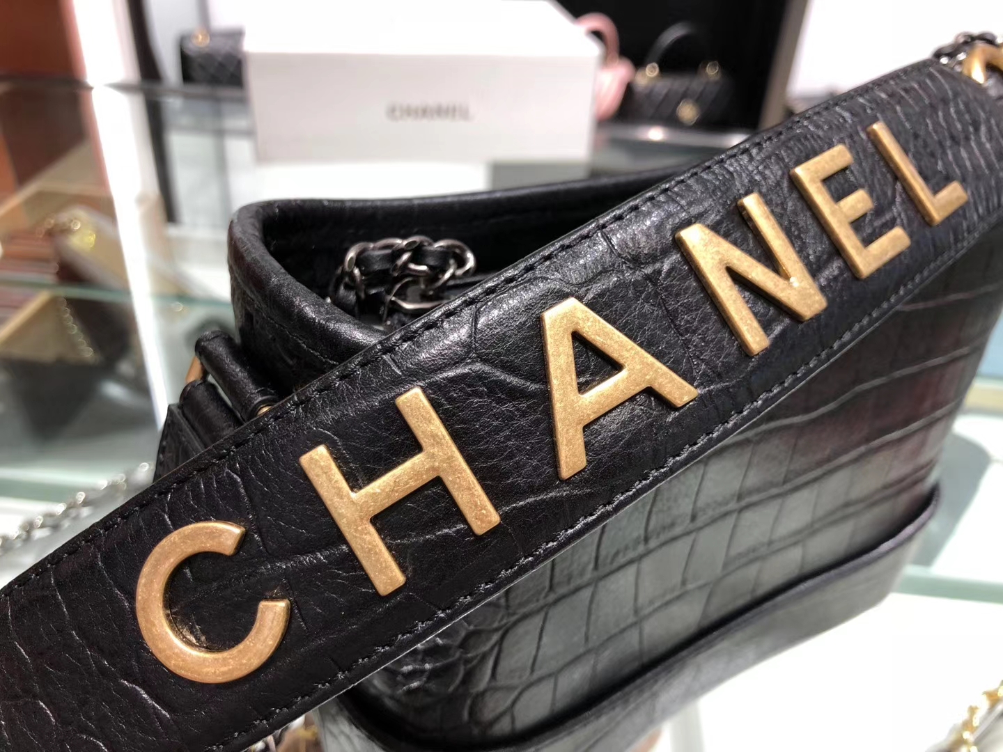 Chanel（香奈儿）????????? # 流浪包 黑色 鳄鱼纹理压花小牛皮 金色与银色金属 20cm