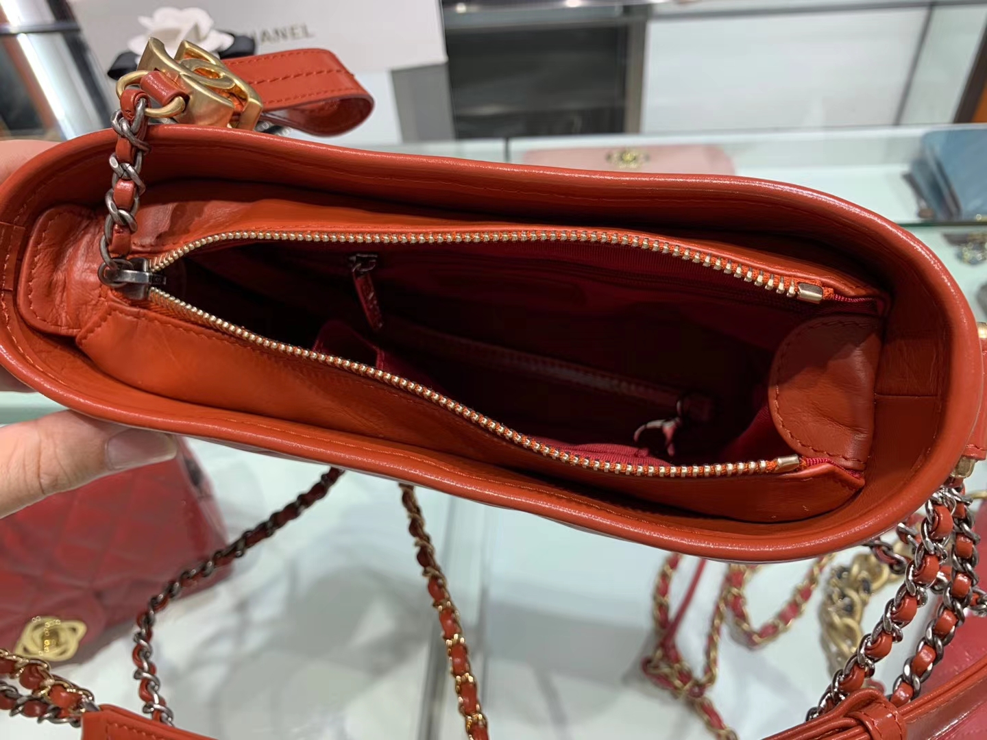 Chanel（香奈儿）𝖌𝖆𝖇𝖗𝖎𝖊𝖑𝖑𝖊 # 流浪包〔铁锈红V纹〕20cm