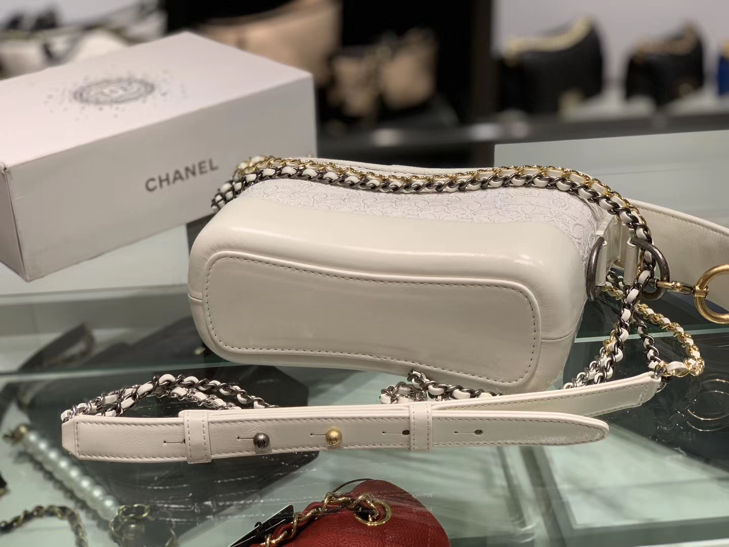 Chanel（香奈儿）𝖌𝖆𝖇𝖗𝖎𝖊𝖑𝖑𝖊 # 流浪包 白色〔镂空花纹〕20cm