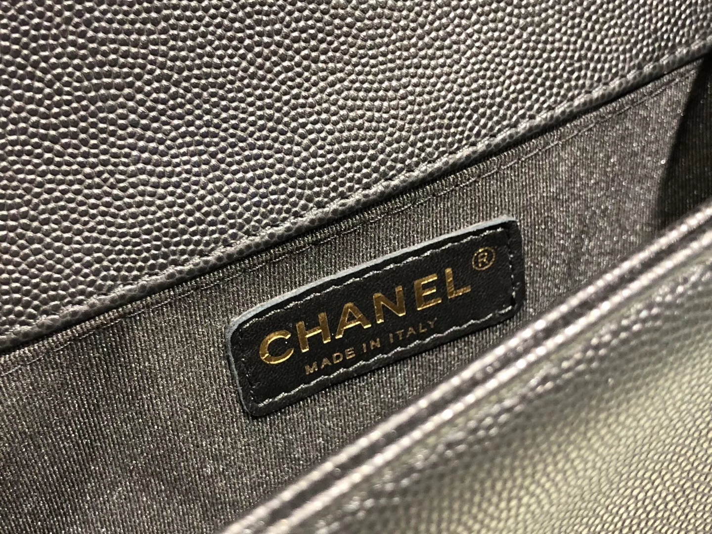 Chanel（香奈儿）Leboy 球纹皮配搭复古砂金 菱格 黑色 20cm
