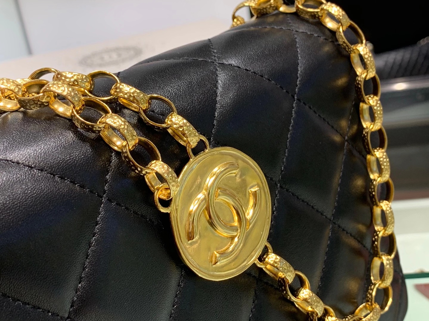 Chanel（香奈儿）CHA 20秋冬复古链条金币包 黑色 一面logo 一面人像 雕花链条 17×21×7cm