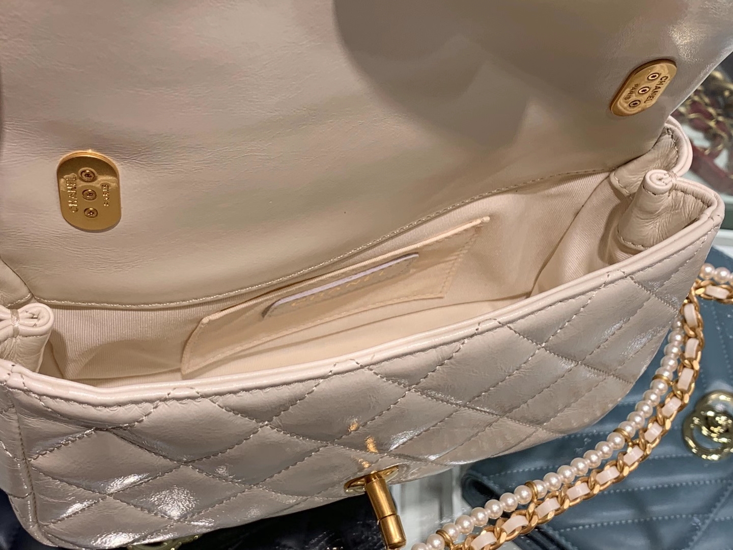 Chanel（香奈儿）CHA 20秋冬珍珠链条口盖包 珍珠白 13×21×6cm