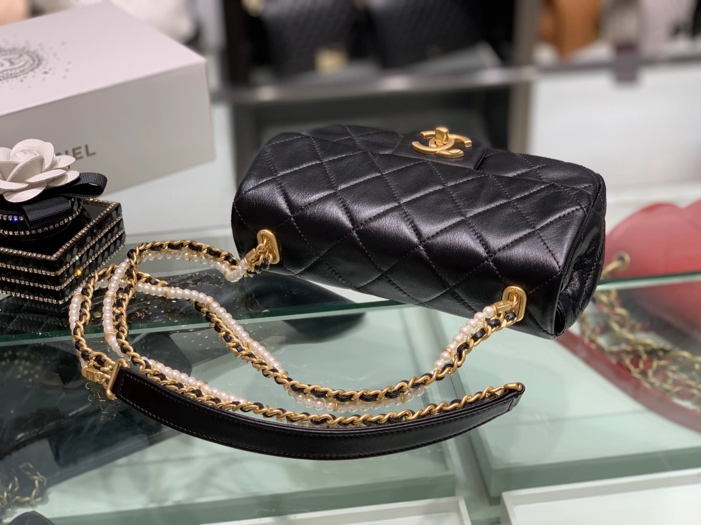 Chanel（香奈儿）CHA 20秋冬珍珠链条口盖包 黑色 13×21×6cm
