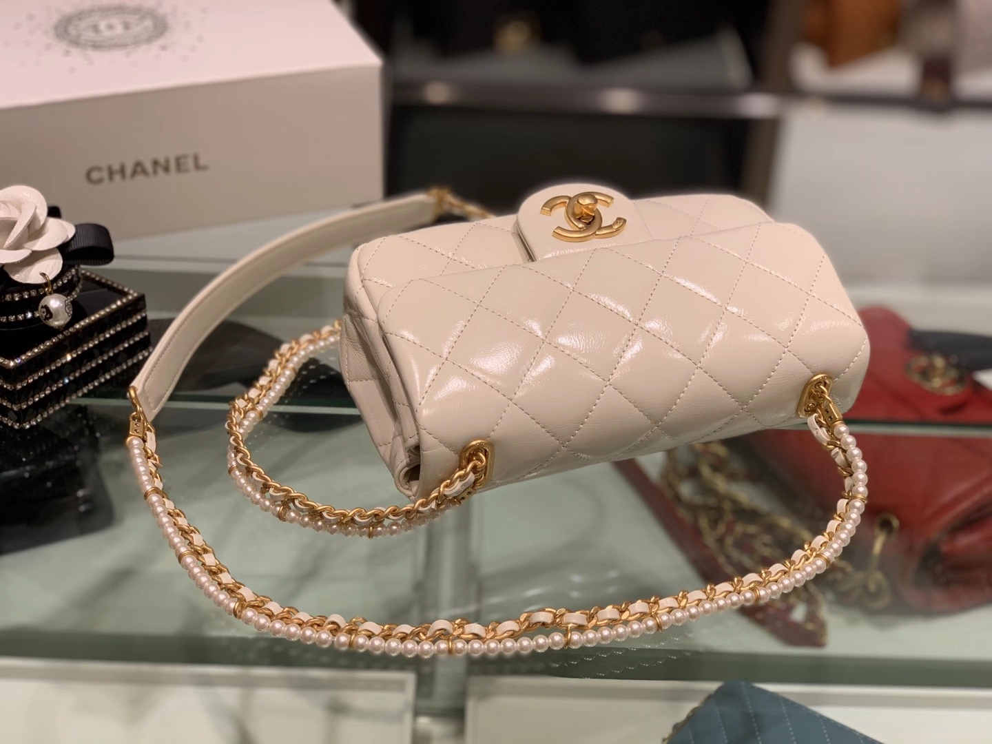 Chanel（香奈儿）CHA 20秋冬珍珠链条口盖包 珍珠白 13×21×6cm