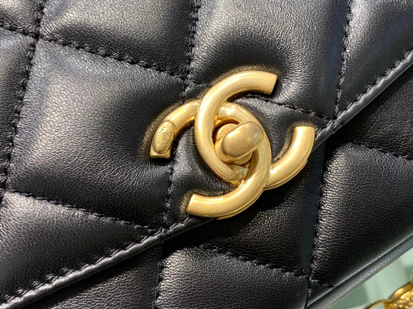 Chanel（香奈儿）CHA 20秋冬复古链条金币包 黑色 一面logo 一面人像 雕花链条 17×21×7cm