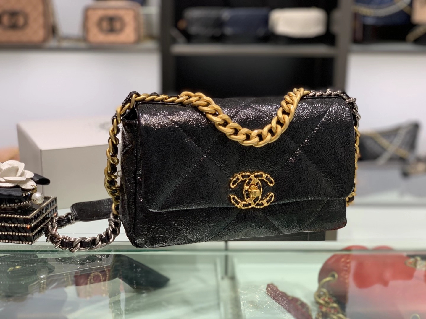 Chanel（香奈儿）2020 新款 19bag 漆皮系列 黑色 金链金扣 26cm