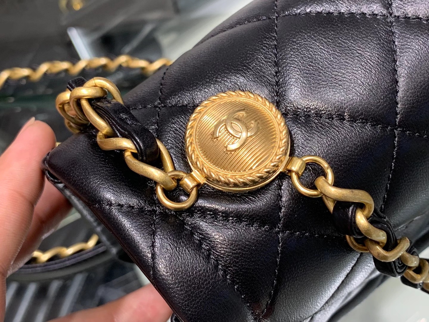 Chanel（香奈儿）𝟮𝟬𝟮𝟬 复古纽扣包 黑色 金链 金扣 𝟮𝟱𝓬𝓶