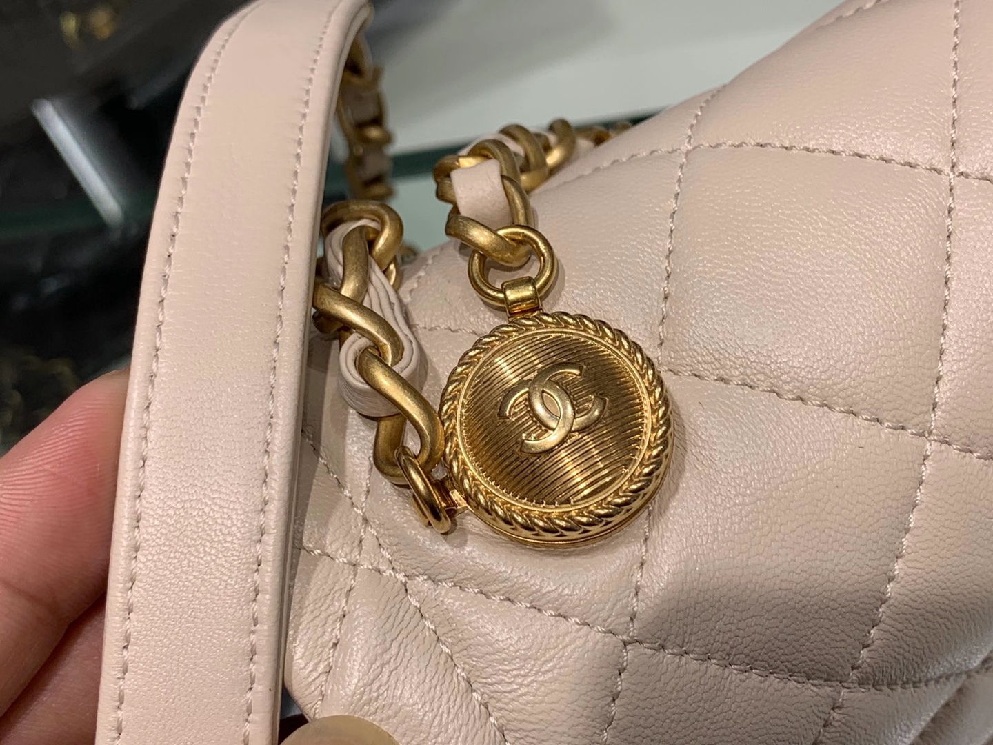 Chanel（香奈儿）𝟮𝟬𝟮𝟬 复古纽扣包 白色 金链 金扣 19𝓬𝓶