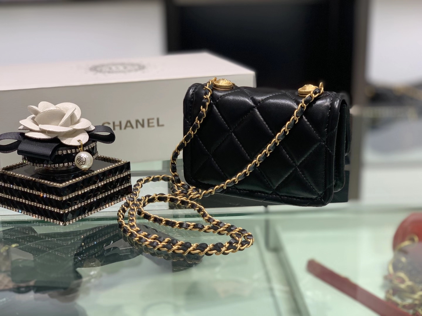 Chanel（香奈儿）复古纽扣口盖包 mini 黑色 金扣