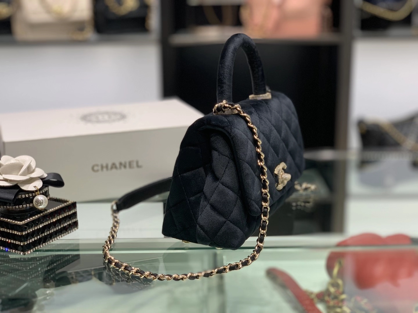 Chanel（香奈儿）2020秋冬 超级mini黑丝绒 cocohandle LOGO和顶部圈圈镶满水钻