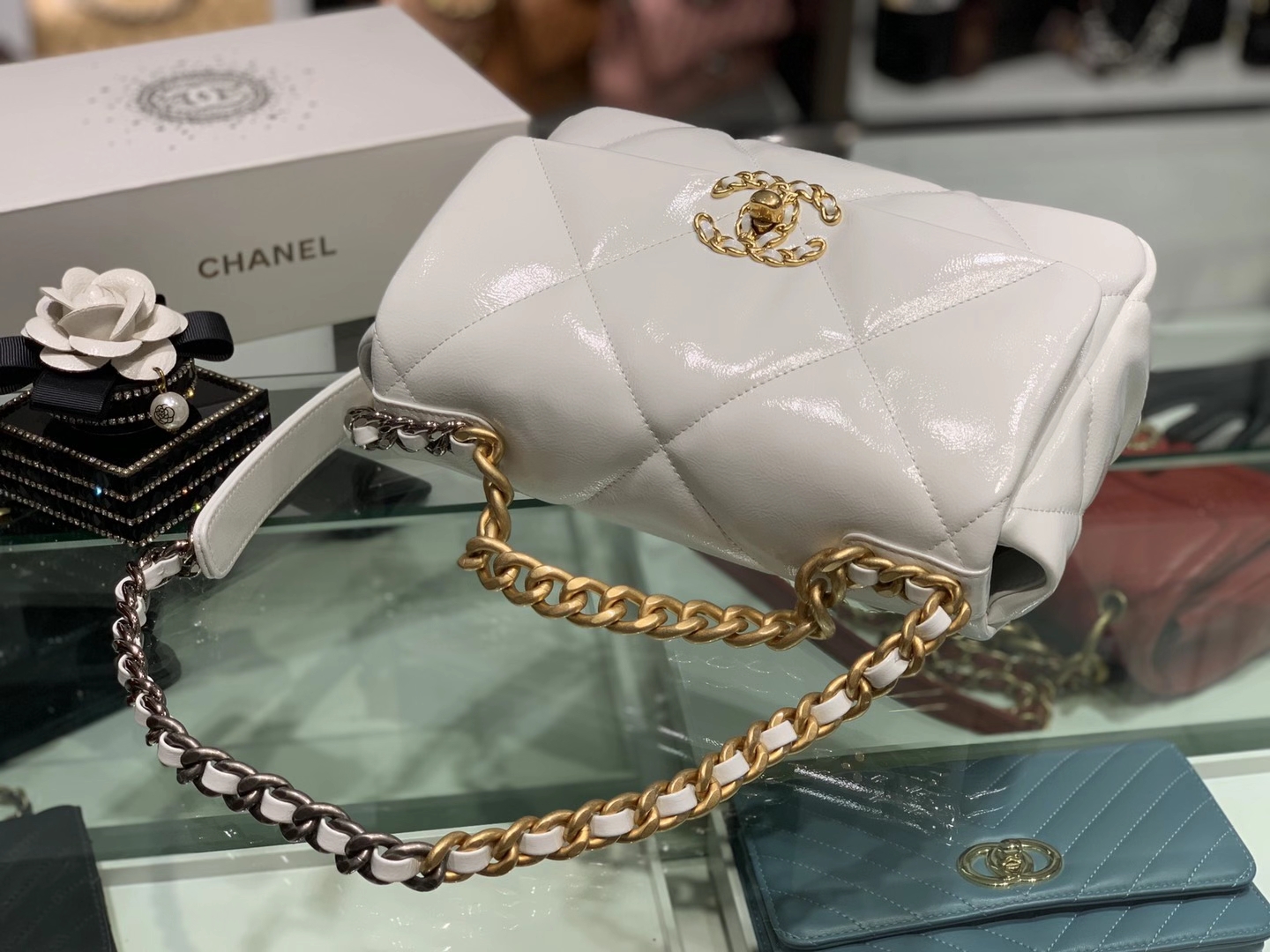 Chanel（香奈儿）19bag 最新 亮面褶皱小羊皮 纯白色 26cm
