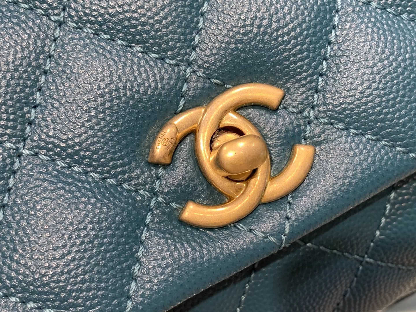 Chanel（香奈儿）𝒄𝒐𝒄𝒐𝒉𝒂𝒏𝒅𝒍𝒆 小号 靛青色 金扣 24cm