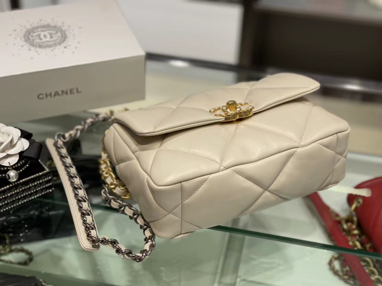 Chanel（香奈儿）19bag 最新 口盖包 亮面褶皱小羊皮 米白色 26cm