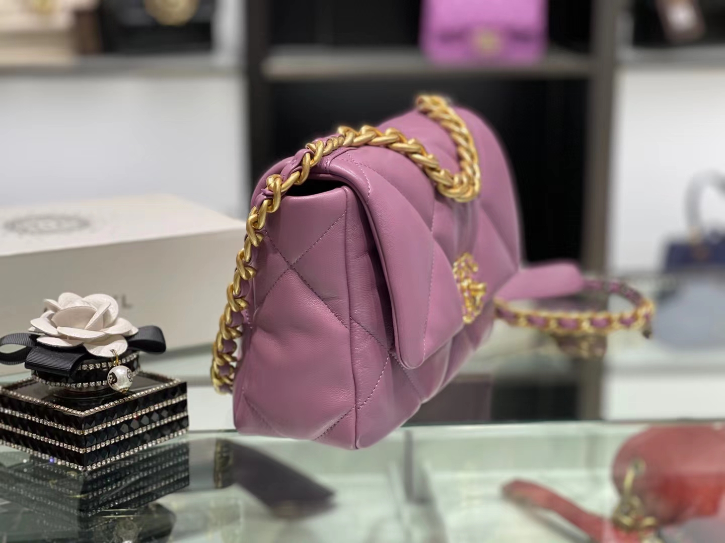 Chanel（香奈儿）19bag 最新 口盖包 亮面褶皱小羊皮 锦葵紫 16×26×9cm