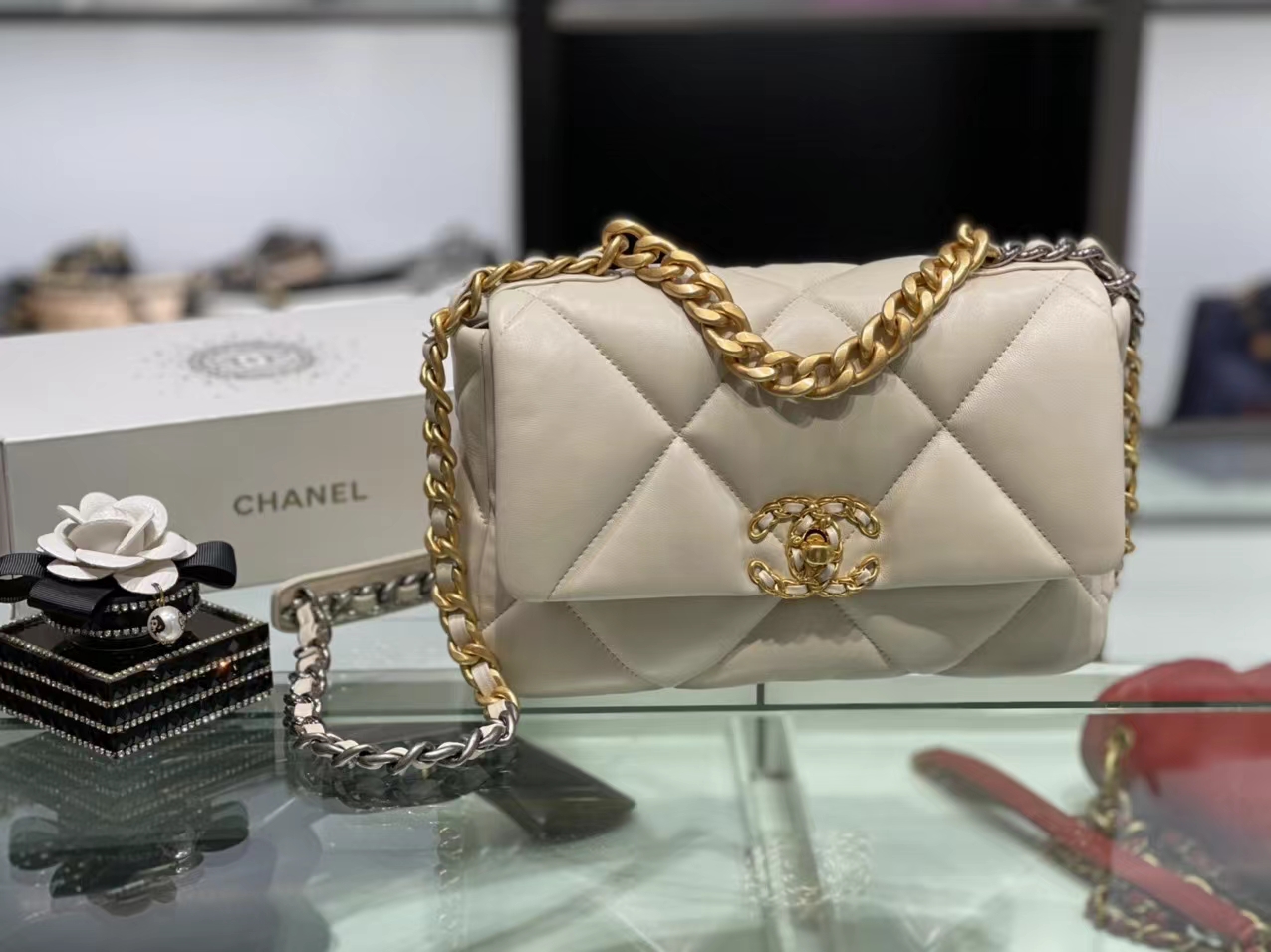 Chanel（香奈儿）19bag 最新 口盖包 亮面褶皱小羊皮 米白色 26cm