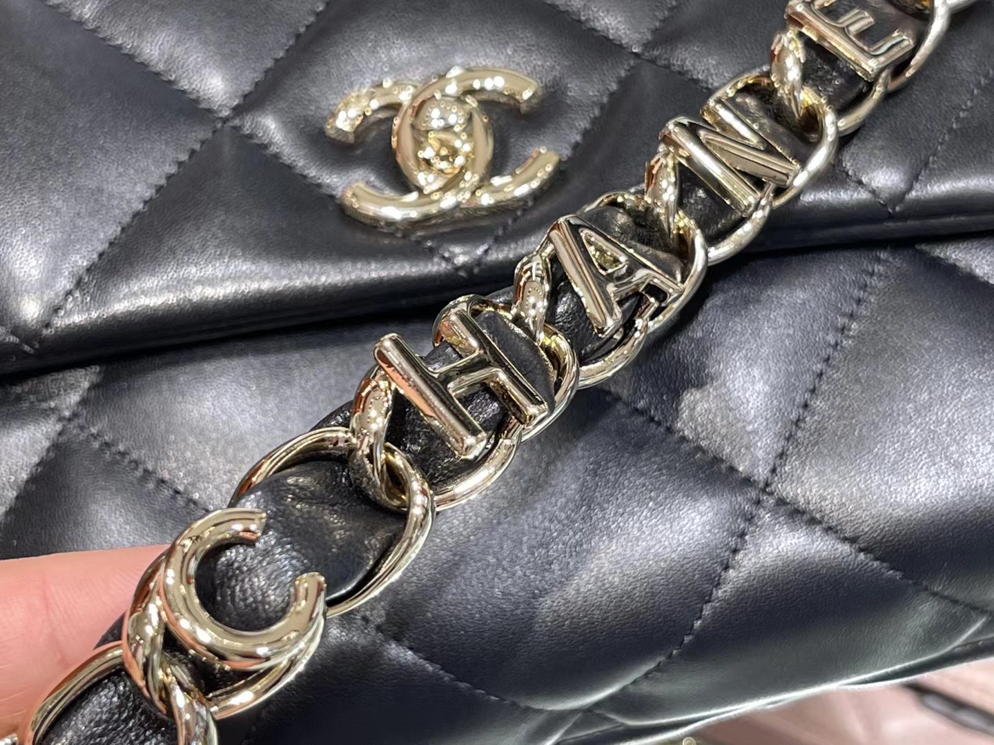 Chanel（香奈儿）2021 新款 早春度假系列 字母腋下包 黑色 金链 金扣