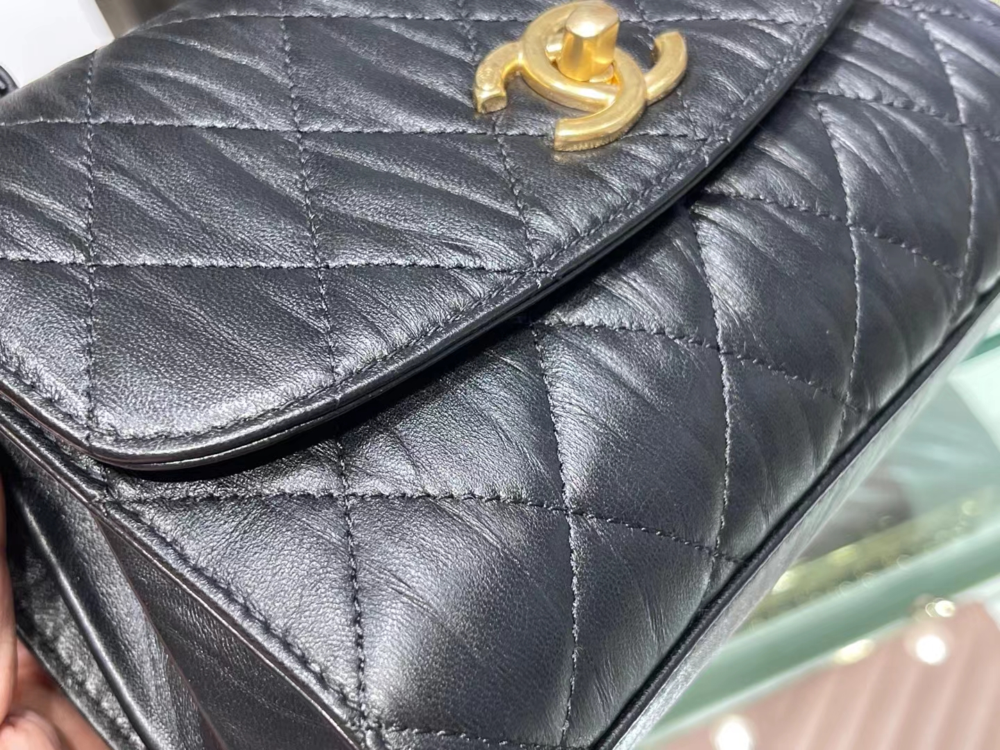 Chanel（香奈儿）2021 最新 迷你手提口盖包 小羊皮褶皱 黑色 金扣 金链
