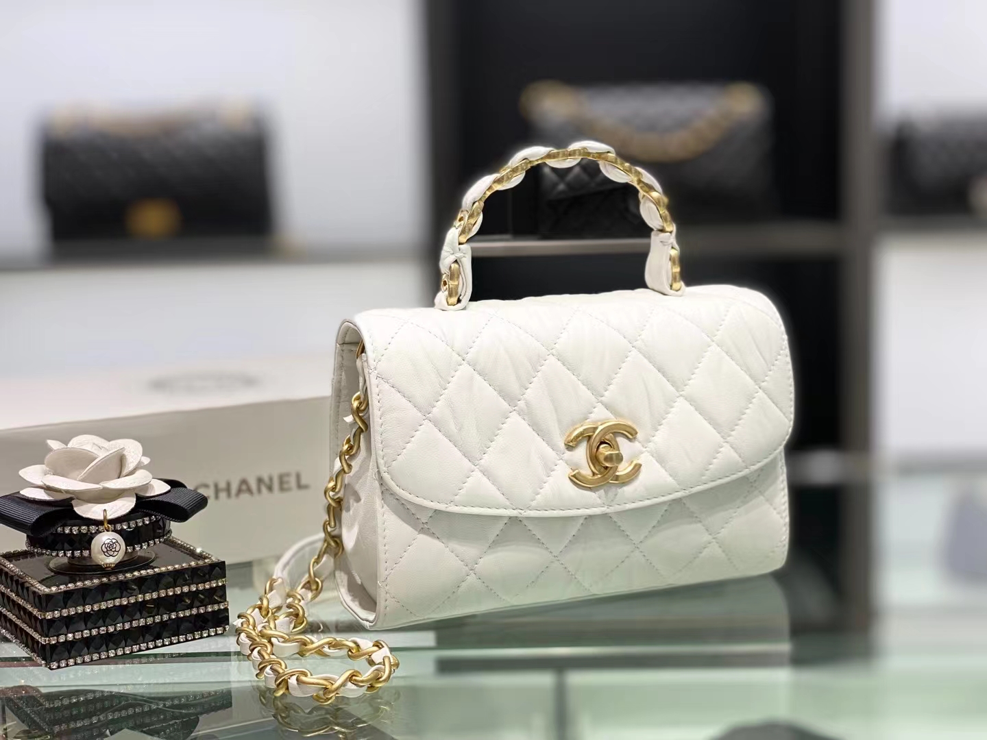 Chanel（香奈儿）2021新款 迷你手提口盖包 奶昔白 小羊皮褶皱