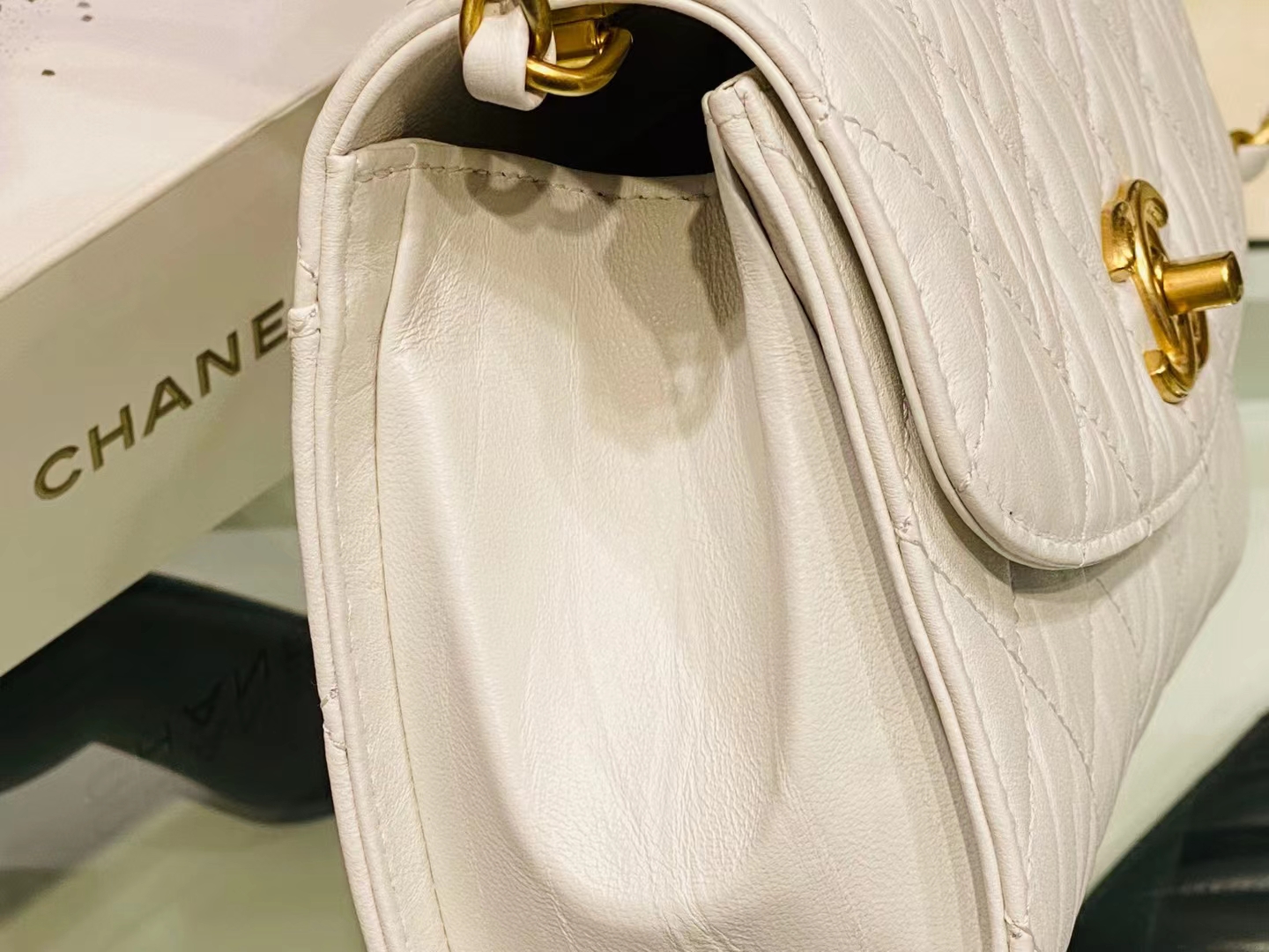 Chanel（香奈儿）2021新款 迷你手提口盖包 奶昔白 小羊皮褶皱
