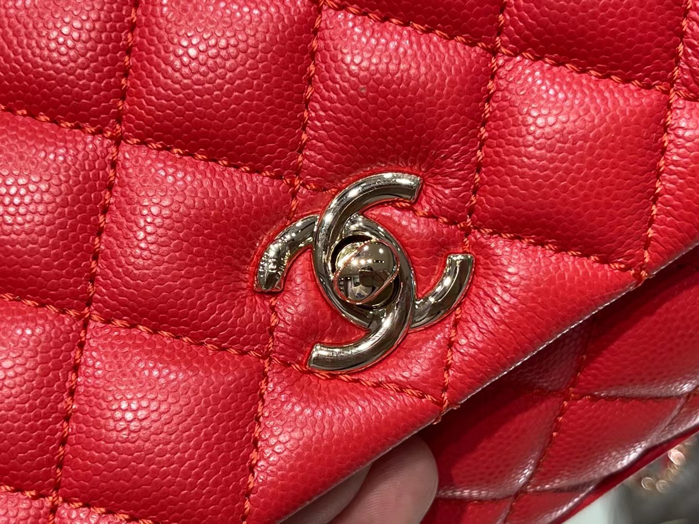 Chanel（香奈儿）𝒄𝒐𝒄𝒐𝒉𝒂𝒏𝒅𝒍 小号 中国红 金链金扣 24cm