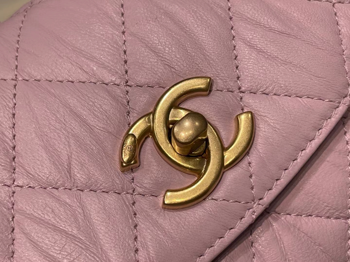 Chanel（香奈儿）2021 最新 迷你手提口盖包 小羊皮褶皱 奶昔粉 金扣 金链