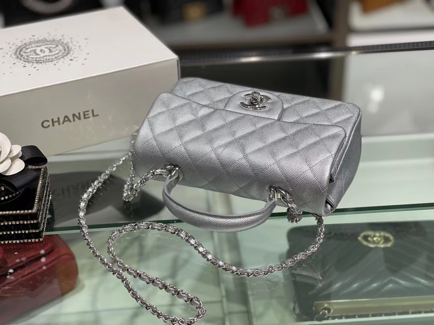 Chanel（香奈儿）2021 新款 早春 cf mini 手柄包 银灰色 金扣 金链